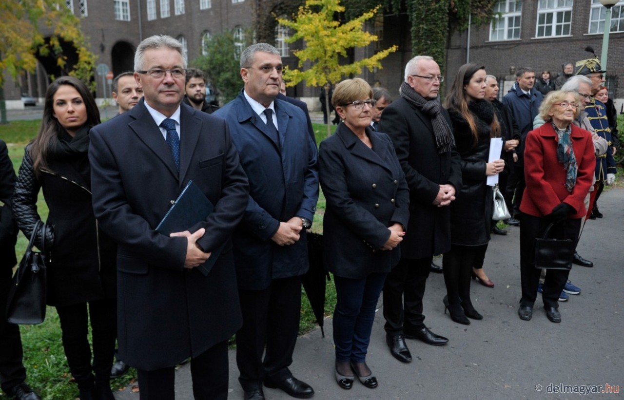 Mécsesek gyúltak a Rerrich Béla téren