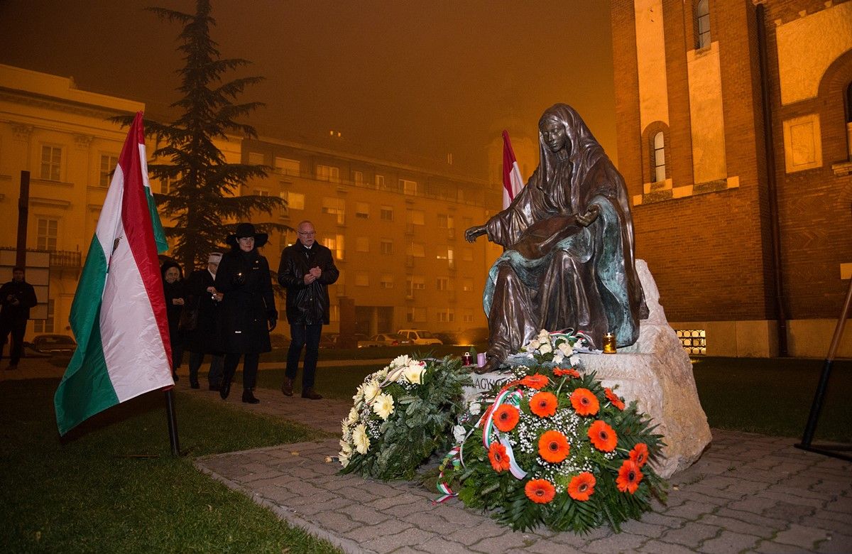 Mécsesek a hősök emlékére