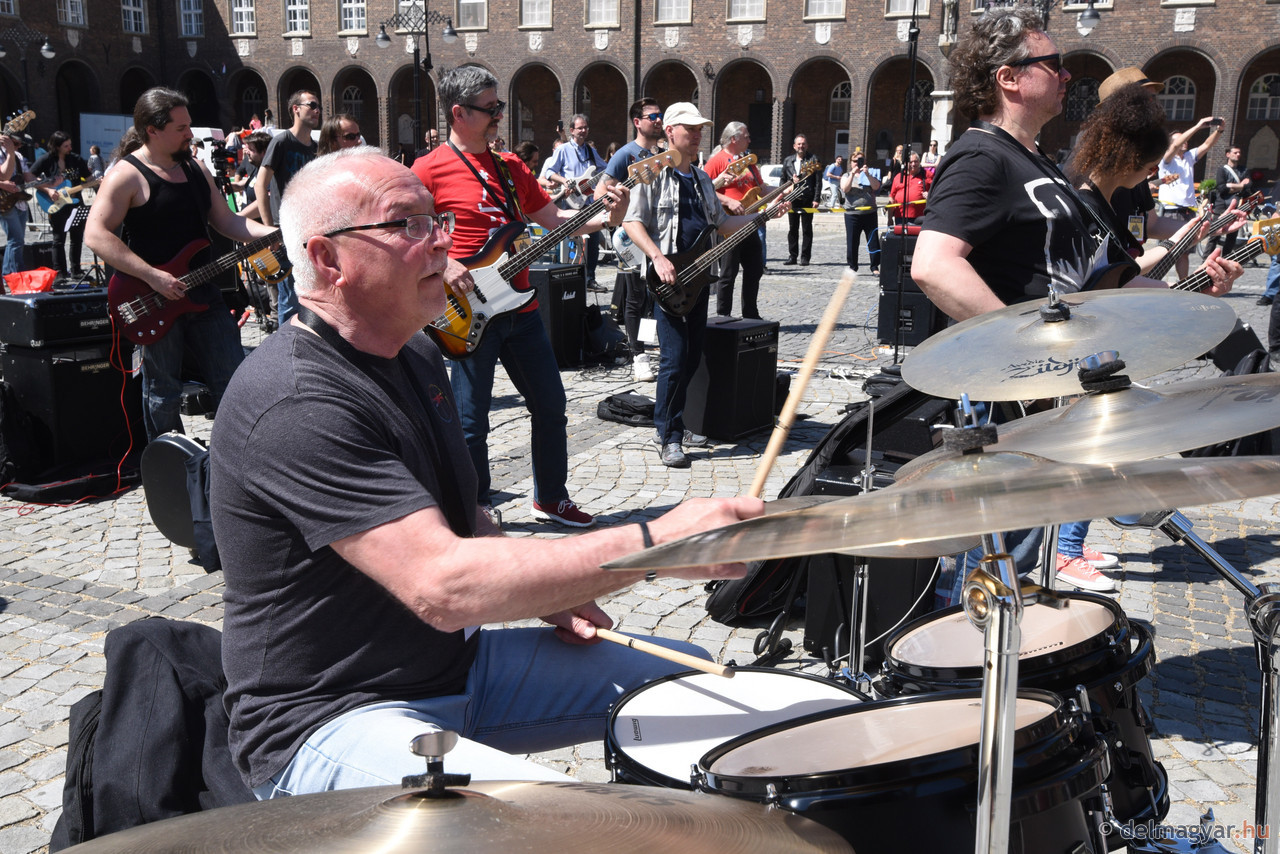 Dübörgött a rock a Dóm téren: 8 éves dobos volt a legfiatalabb zenész a 400 ütős és gitáros között